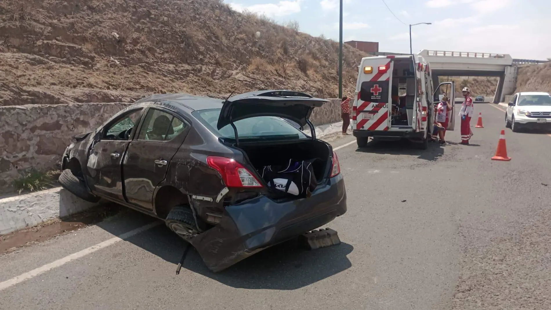 SJR POLI EL CARRO ESTABA EN UNA ORILLA